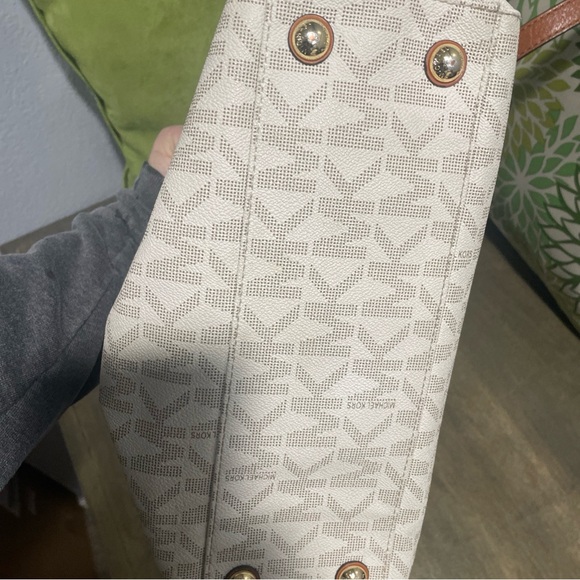 Michael Kors White and Tan Shoulder Bag - Picture 6 of 7